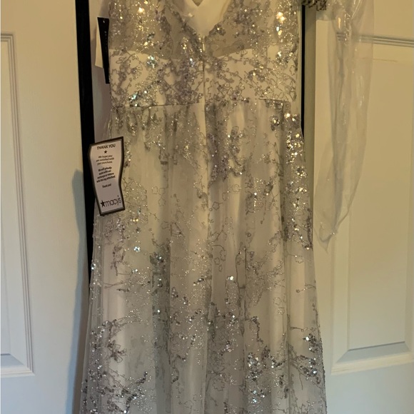 BRAND NEW wedding gown. - Picture 3 of 3